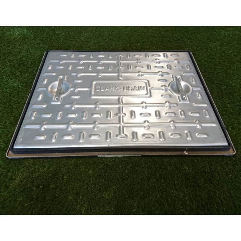 A 600x450mm silver manhole cover, bearing a 10-tonne load, features embossed 